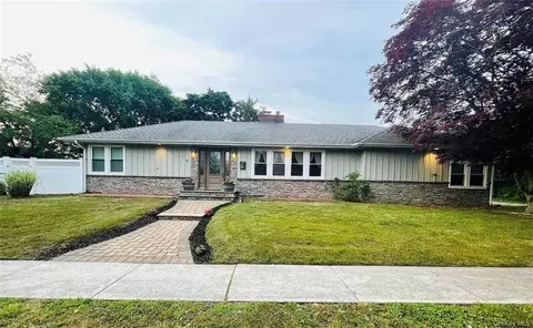 4 Pocahontas St W, Massapequa, NY 11758