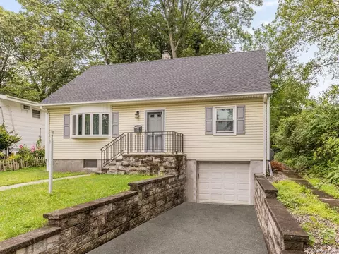 51 Chaucer St, Greenburgh, NY 10530