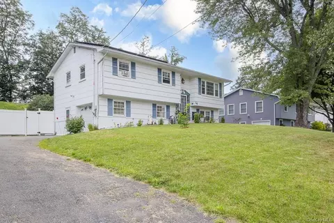 14 Oakwood Ln, Thiells, NY 10984