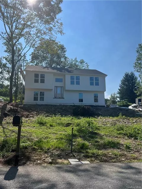 7 Cross Rd, Marlboro, NY 12542