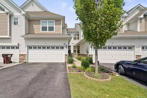27 Lyndsey Ln, Wallkill, NY 10940