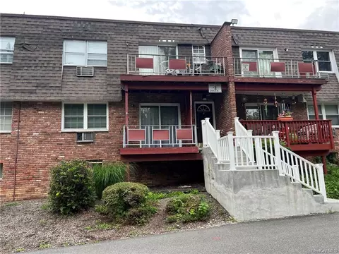 2 Crescent Dr #5, Thiells, NY 10984