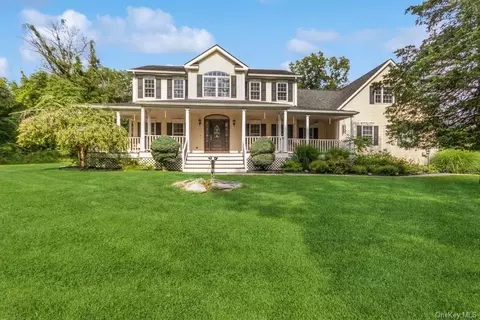 18 Pinebrook Dr, Beekman, NY 12570