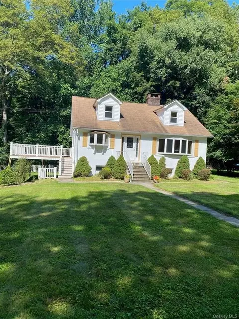 5 Sycamore Rd, Mahopac, NY 10541