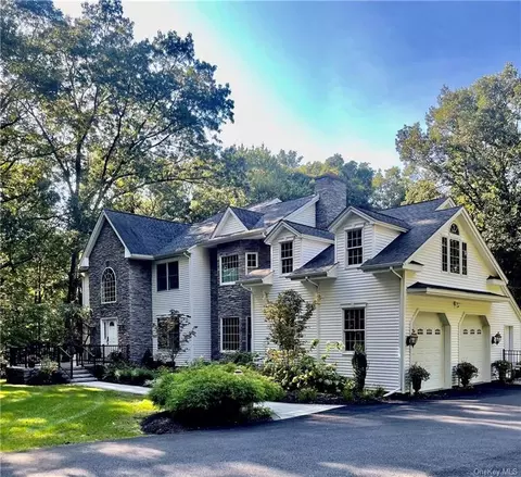 20 Hinchcliffe Dr, Newburgh, NY 12550