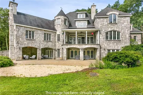 73 Cunningham Ln, Pawling, NY 12564