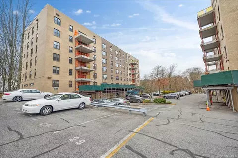 35 Stewart Pl #605, Mount Kisco, NY 10549
