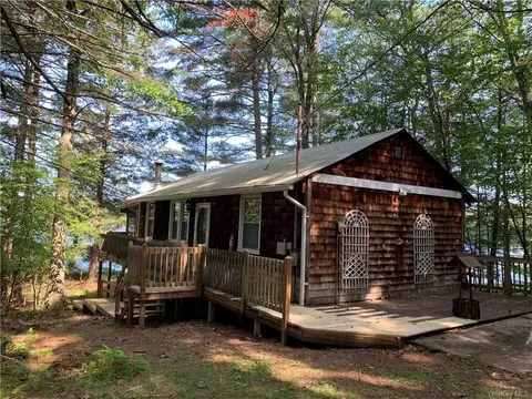 6 Perry Rd, Highland, NY 12719