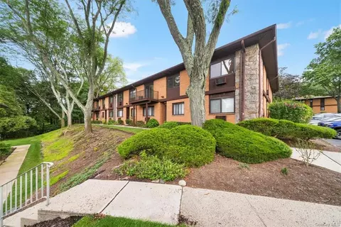 1 W Lawrence Park Dr #16, Orangetown, NY 10968