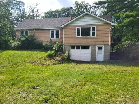 15 Roxanne Ln, Pine Bush, NY 12566
