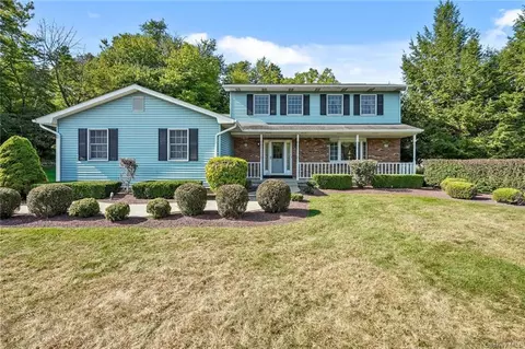 21 Deer Brook Dr, New Windsor, NY 12553