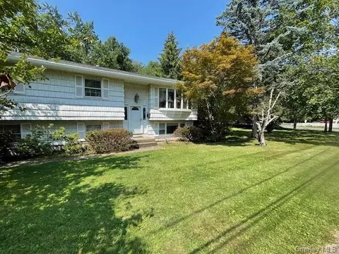 2 Norwood Pl, Clarkstown, NY 10954