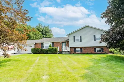 10 Kari Blvd, Poughkeepsie, NY 12601