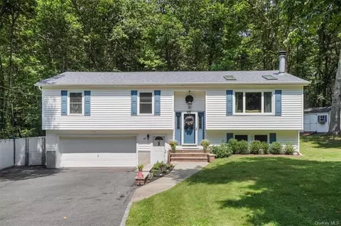 13 Riley Ct, Monroe, NY 10950