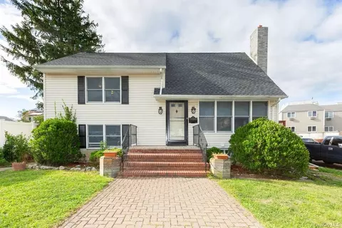 221 Kirby St, City Island, NY 10464