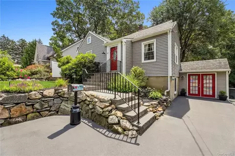 17 W Palisades Ave, Clarkstown, NY 10954