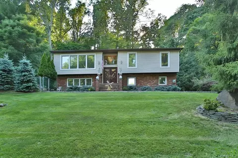 20 Parliament Dr, Clarkstown, NY 10956