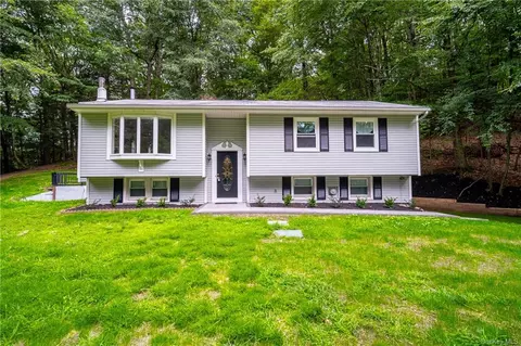 98 Jean Ridge Rd, Mount Hope, NY 10940
