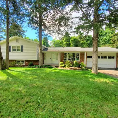 17 Horizon Hill Dr, Poughkeepsie, NY 12603