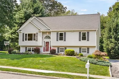 15 Seals Dr, Monroe, NY 10950