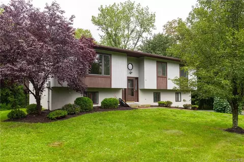 27 Teal Ln, Pleasant Valley, NY 12569
