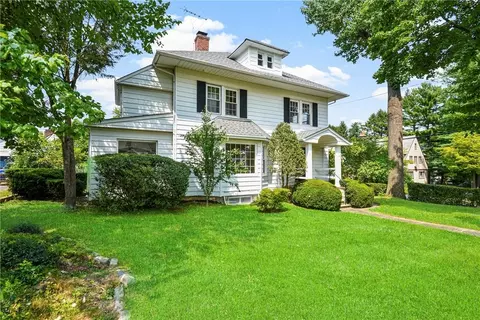 24 Gramercy Pl, New Rochelle, NY 10801