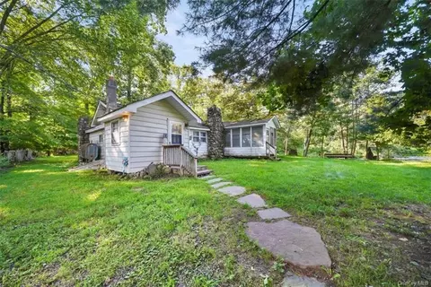 1 Tinny Ln, Woodbury Town, NY 10917