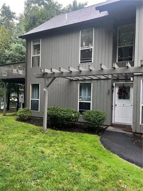 7 Elmwood Cir, Peekskill, NY 10566