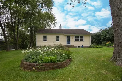 1 Moccassin Pl, Warwick, NY 10990