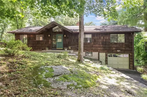 8 Red Oak Ln, New Castle, NY 10549