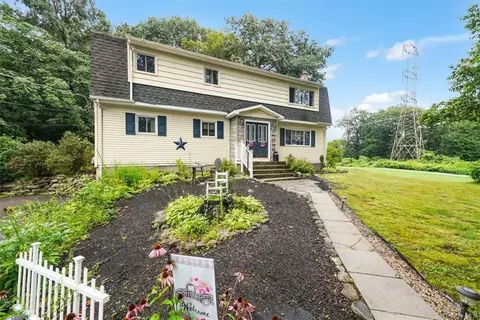 71 E Green Rd, Rock Tavern, NY 12575