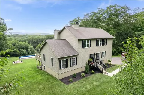 7 Briarwood Ln, North East, NY 12546