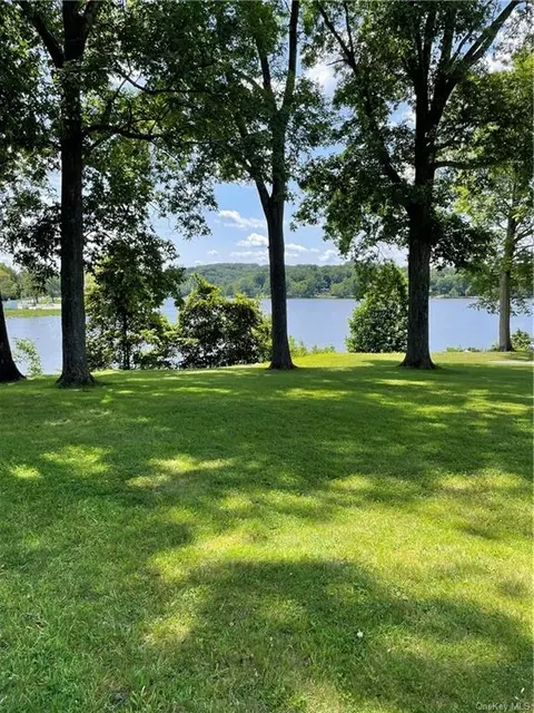 152 Lakeshore Dr E, Kent, NY 10512
