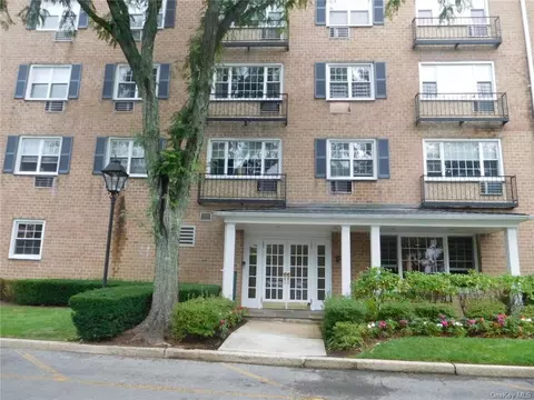 1 Consulate Dr #1-A, Eastchester, NY 10707