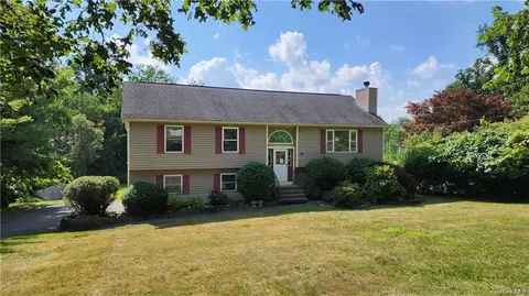 11 Woodbine Dr, Mahopac, NY 10541