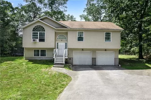 41 Krystal Ln, Wallkill, NY 12589
