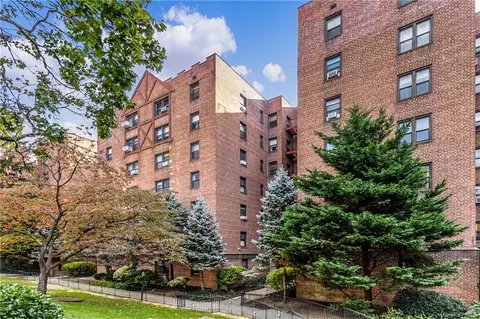 142 Garth Rd #5J, Scarsdale, NY 10583