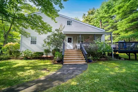 18 Racine Ct, Thompson, NY 12701