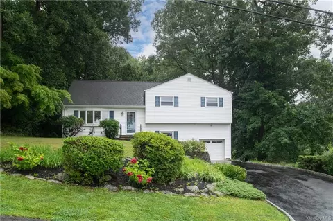 808 Terrace Pl, Cortlandt, NY 10567