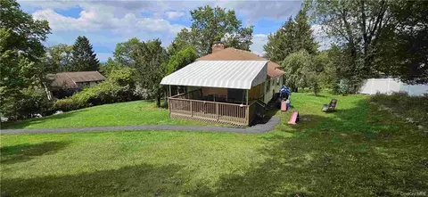 10 Roanoke Dr, Monroe, NY 10950