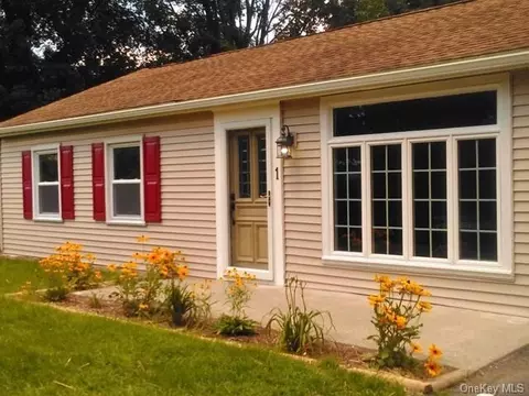 1 Franklin Rd, Hyde Park, NY 12538