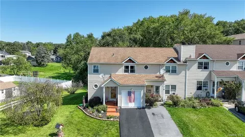 48 Revere Cir, Washingtonville, NY 10992
