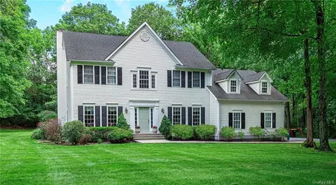 3 Black Walnut Dr, Warwick, NY 10990