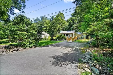 15 Woodland Cir N, Monroe, NY 10950