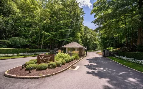 1 Sunnyside Ct, Briarcliff Manor, NY 10510