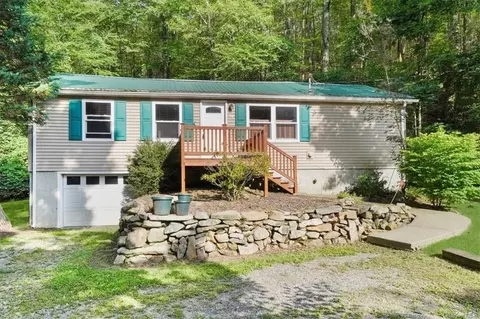 10 Jimmy Ct, Beekman, NY 12570