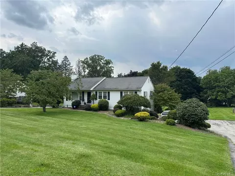9 Westview Ter, La Grange, NY 12603