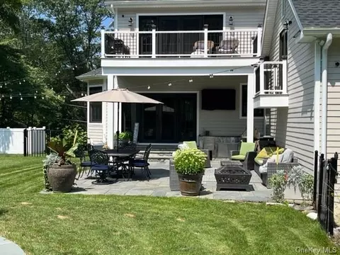 135 Deerfield Ln N, Mount Pleasant, NY 10570
