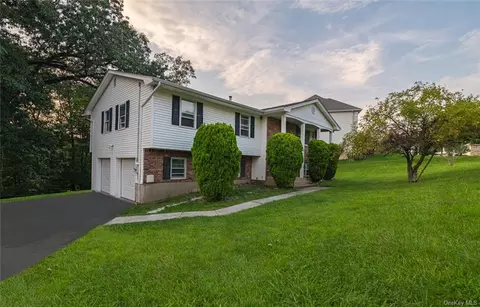 2 Riverglen Dr, Thiells, NY 10984