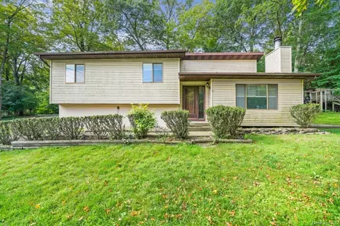 23 Ridge Rd, Woodbury Town, NY 10930